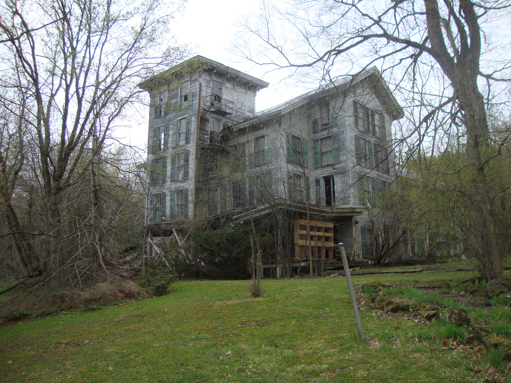 Staggering Photos Abandoned Hotel Hiding Vermont