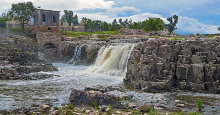 sioux-falls-the-enchanting-urban-waterfall-that-everyone-in-south