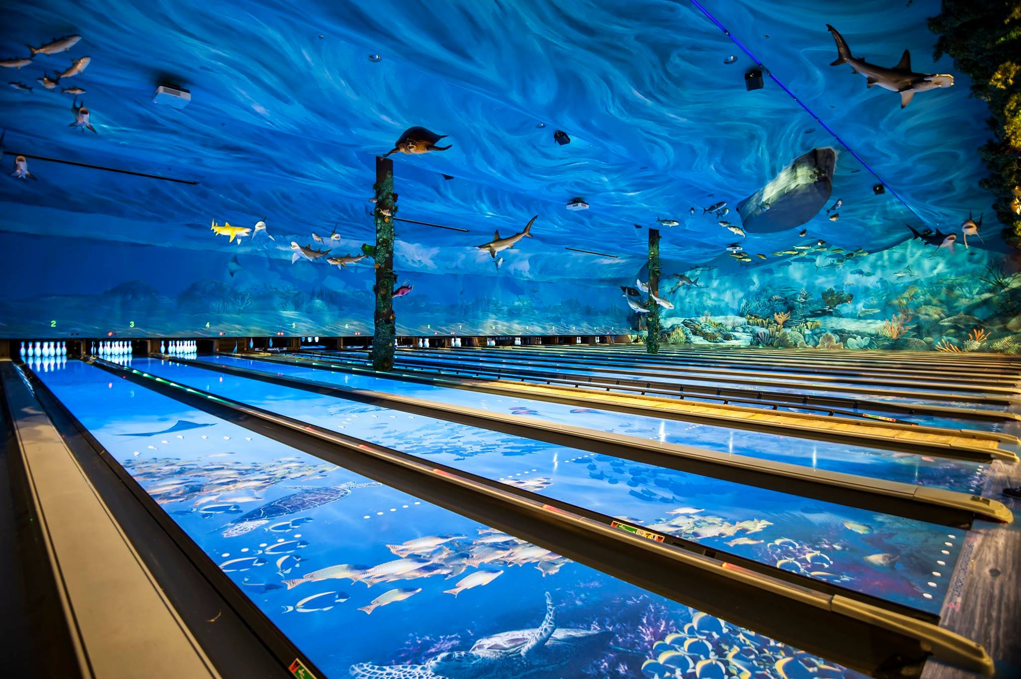 This One-Of-A-Kind Ocean Themed Restaurant And Bowling Alley In Iowa Is