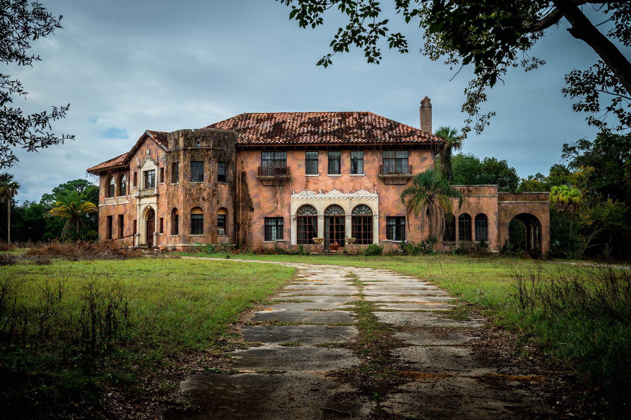 There's A Creepy But Beautiful Abandoned Mansion In Florida