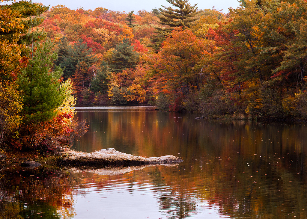 The One Hikeable Lake In Massachusetts That's Simply Breathtaking In